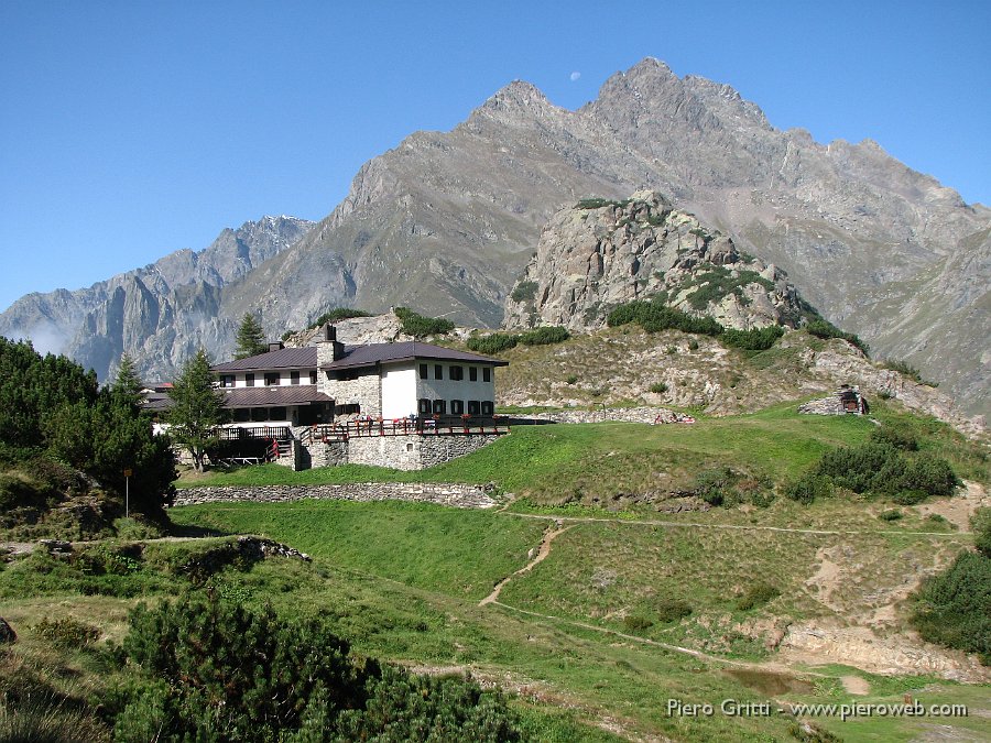 maslnaa-curo 069.jpg - Il Rifugio visto dalla cappelletta con alle spalle il Pizzo di Coca e ...la luna